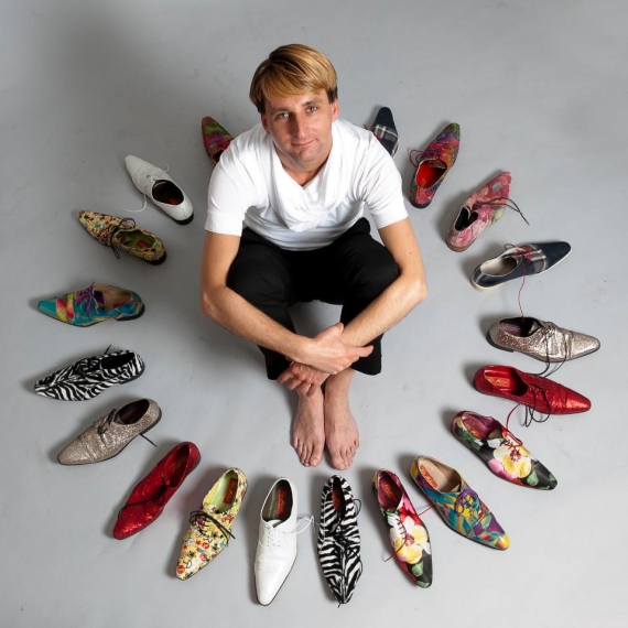 ¡Uno de nuestros clientes enamorado de sus zapatos!