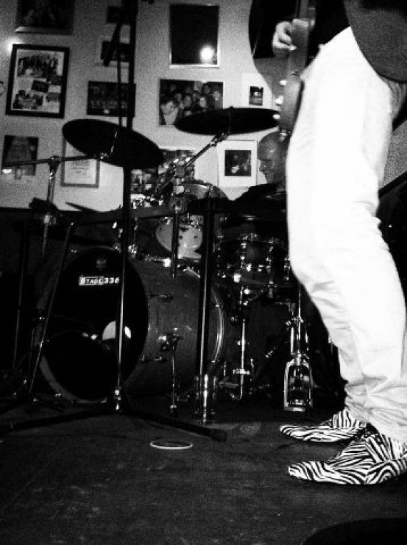 Photo d'un ami heureux avec ses chaussures, modèle-3343 en zèbre noir-blanc