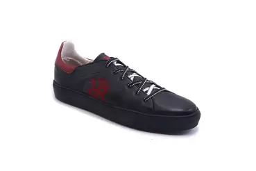 Modèle de sneaker Rebelde 04, fabriqué en Napa Negra bordada en logotipo Rebelde Rojo