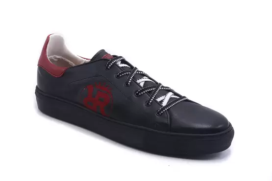 Sneaker modelo Rebelde 04 Cab, fabricado en Napa Negra bordada en logotipo Rebelde Rojo