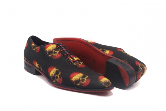 Zapato modelo Eloss, fabricado en 109 Raso Calavera