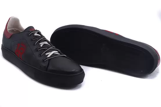 Sneaker model Rebelde 04, manufactured in Napa Negra bordada en logotipo Rebelde Rojo