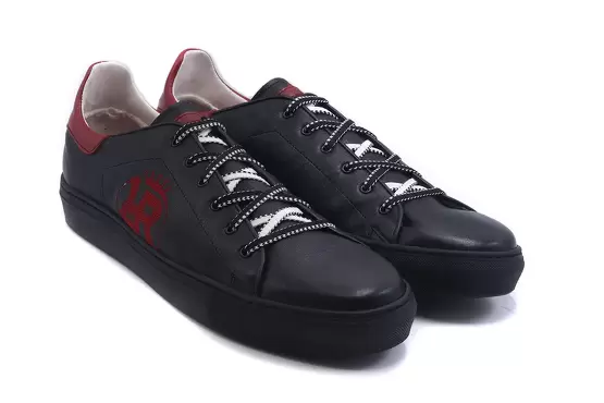 Sneaker model Rebelde 04, manufactured in Napa Negra bordada en logotipo Rebelde Rojo