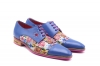 Zapato modelo Lovelight, fabricado en Napa Azul Milan con bordado Serpiente Flores Multi