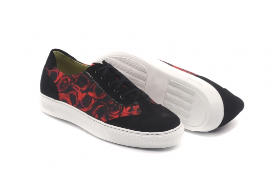 Sneakers modelo Brons fabricado en napa negra y rosas rojas