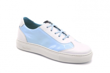 Sneakers modèle Natashia, en cuir verni nappa blanc et bleu ciel