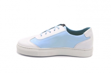 Sneakers modèle Natashia, en cuir verni nappa blanc et bleu ciel