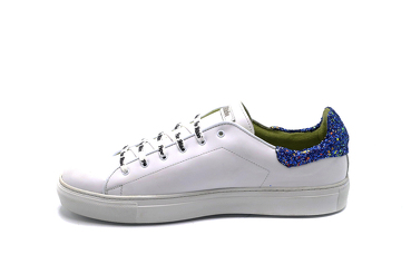 Sneaker modelo Pugh Cab, fabricado en Napa Blanca & Alcolchado Glitter