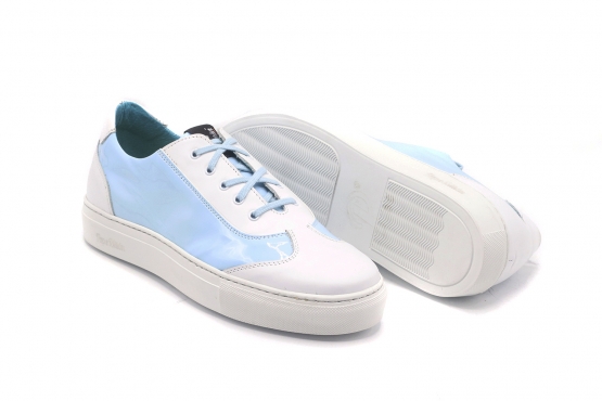 Sneakers modelo Natashia fabricado en Napa Blanca y charol celeste