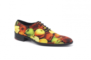 Modèle de chaussure fabriqué en satin fantasy pommes