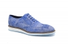 Sneaker modelo Mistral, fabricado en serraje blanco-azul celeste.