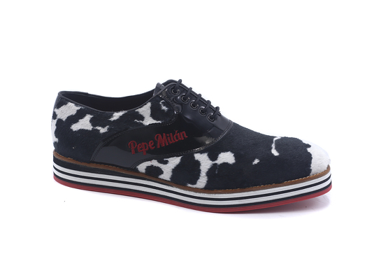 Sneaker modelo Milk , fabricado en vaca negra y blanca.