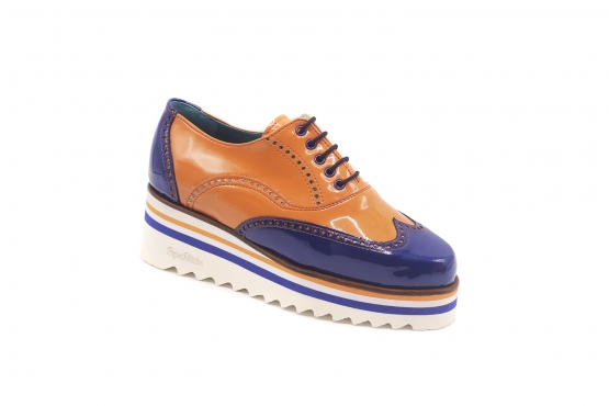 Sneakers modèle Africa, en cuir verni mandarin et cuir verni bleu,