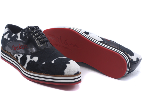 Modèle de sneaker Milk, fabriqué en Kaston de vache en noir et blanc.