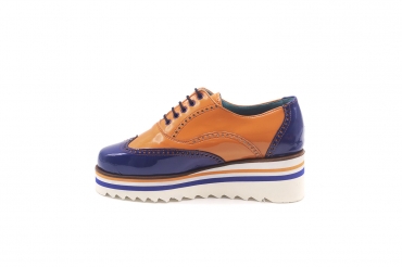 Sneakers modèle Africa, en cuir verni mandarin et cuir verni bleu,