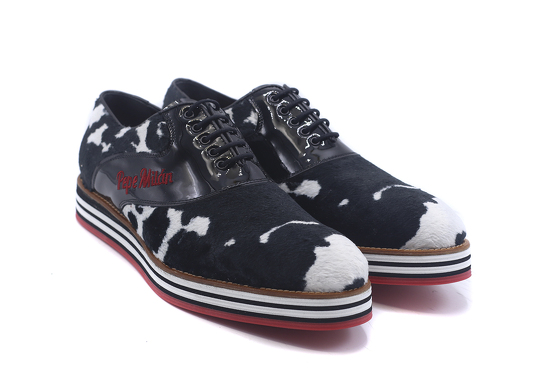 Sneaker modelo Milk , fabricado en vaca negra y blanca.