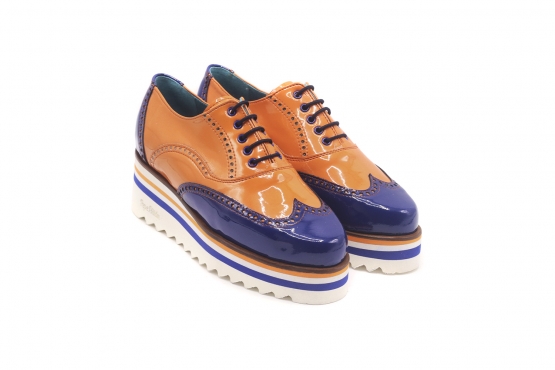 Sneakers modèle Africa, en cuir verni mandarin et cuir verni bleu,