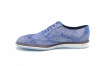 Sneaker modelo Mistral, fabricado en serraje blanco-azul celeste.