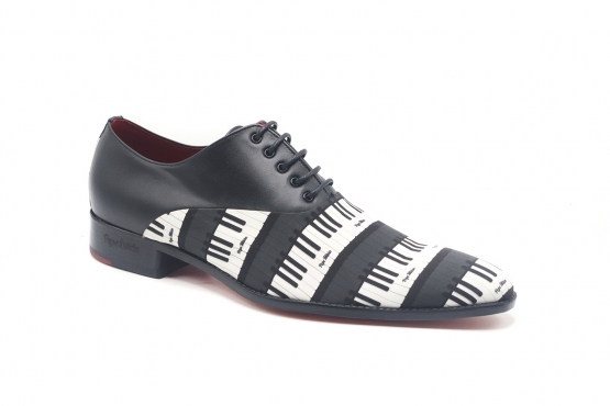 Mozart model shoe, made of Fantasia Teclas Piano