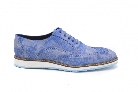 Sneaker modelo Mistral, fabricado en serraje blanco-azul celeste.