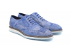 Sneaker modelo Mistral, fabricado en serraje blanco-azul celeste.