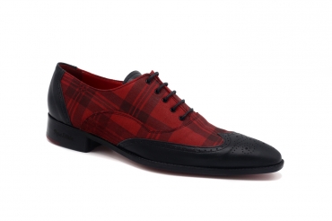 Zapato modelo Tartán, fabricado en Napa Scott Rojo y Napa Negra