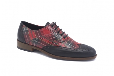 Zapato modelo Leicester, fabricado en Napa Negra Escoces Rojo