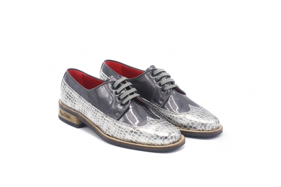 Zapato modelo Varys, fabricado en Mirror Dungha Plata Charol Gris Perla Charol Gris Oscuro 