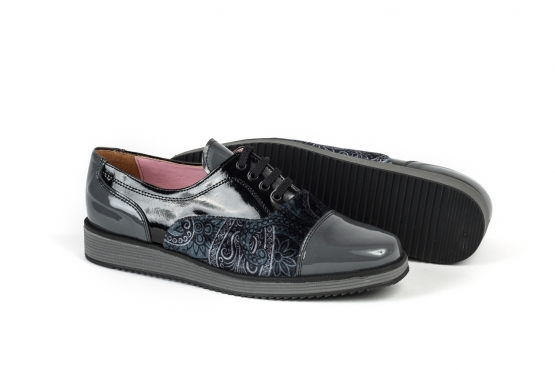 Zapato modelo Mamen, fabricado en charol gris plomo y terciopelo83 nº1.