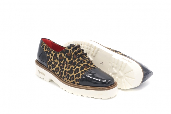 Zapato modelo Hans, fabricado en Charol Negro Leopardo Marron