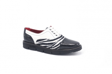 Zapato modelo Gilly, fabricado en  Factor Negro Cebra Negra y Blanca Charol Blanco