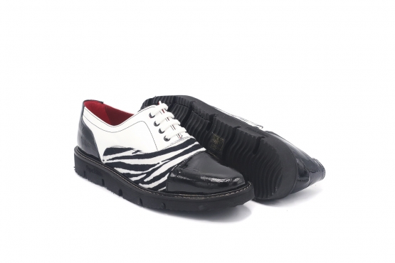 Zapato modelo Gilly, fabricado en  Factor Negro Cebra Negra y Blanca Charol Blanco