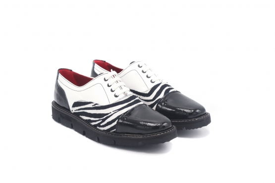 Zapato modelo Gilly, fabricado en  Factor Negro Cebra Negra y Blanca Charol Blanco