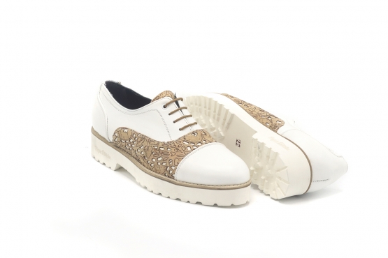 Zapato modelo Clisé, fabricado en Napa Blanca Laser 07 Blanco