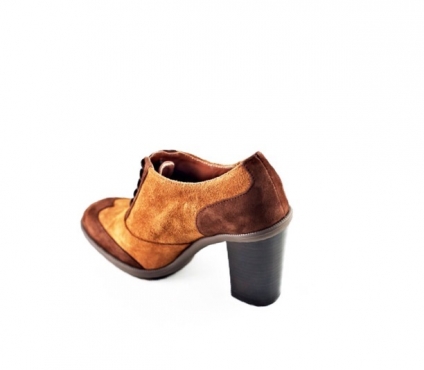 Zapato modelo Million, fabricado en afelpado castaña whisky.