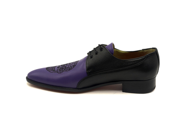 Zapato modelo Tilio, fabricado en Bordado 584 Catrina Napa Negra & Napa Berenjena