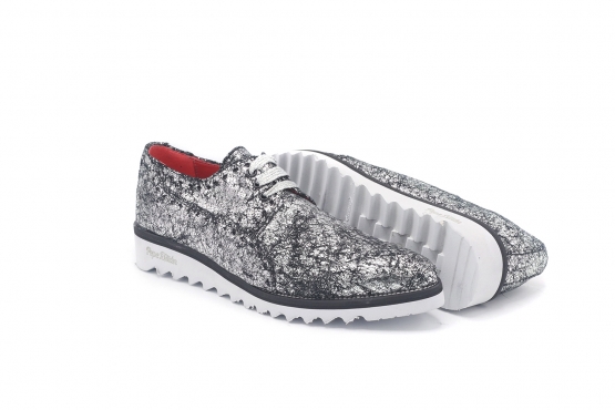 Zapato modelo Urban Galaxy, fabricado en napa crake plata.