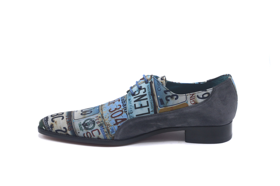 Zapato modelo Plate, fabricado en Fantasia Matricula Afelpado Gris