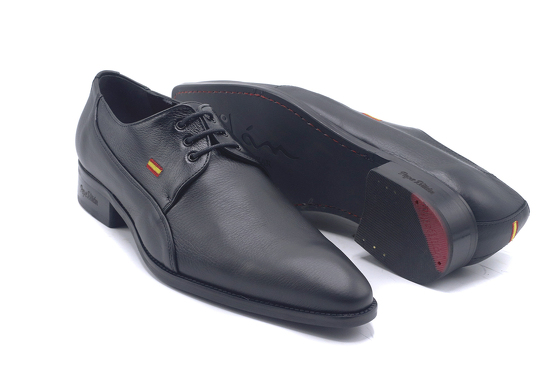 Zapato modelo Cloud, fabricado en Napa Negra con bordado