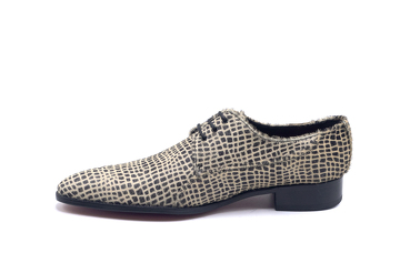 Zapato modelo Elly, fabricado en Potro arena 191 reptil negro