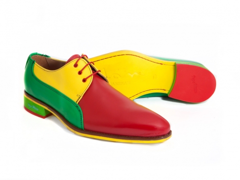 Modèle de chaussures tricol, en napa jaune, rouge et vert.