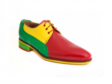 Modèle de chaussures tricol, en napa jaune, rouge et vert.