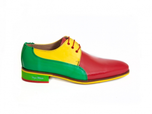 Modèle de chaussures tricol, en napa jaune, rouge et vert.