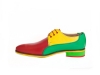 Modèle de chaussures tricol, en napa jaune, rouge et vert.