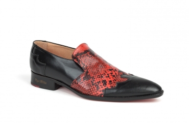 Zapato modelo Amazón, fabricado en napa negra y pitón rojo.
