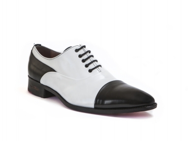 Zapato modelo Mix, fabricado en napa negra y blanca.