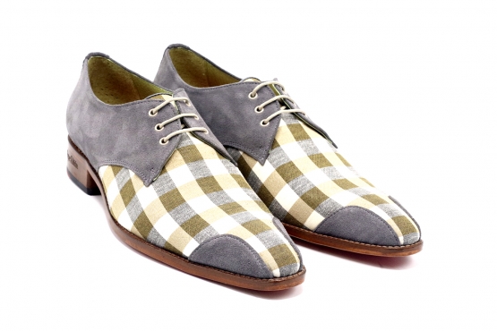 Zapato modelo Pizarro, fabricado en Afelpado gris perla y escoces cuadros XI