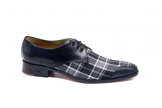 Zapato modelo Argamasilla, fabricado en Napa Negra-Escoces