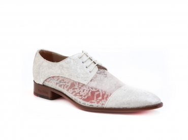 Zapato modelo Luluy fabricado en brocado blanco y vinilo encaje blanco.