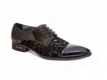 Zapato modelo Elegance  , fabricado en gasa nº2 y charol negro.
